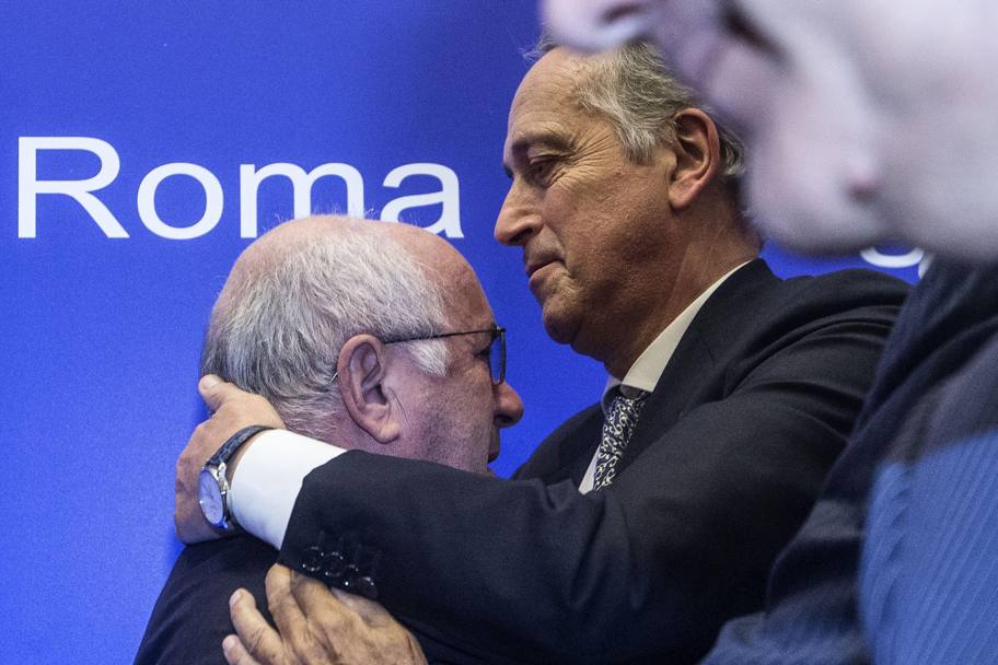 Carlo Tavecchio piange e abbraccia Giancarlo Abete dopo essere stato eletto nuovo presidente della Figc. Ansa